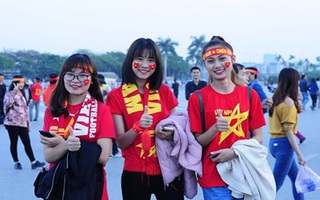 Người Hà Nội nô nức đến sân Mỹ Đình xem trận bóng Việt Nam - Indonesia